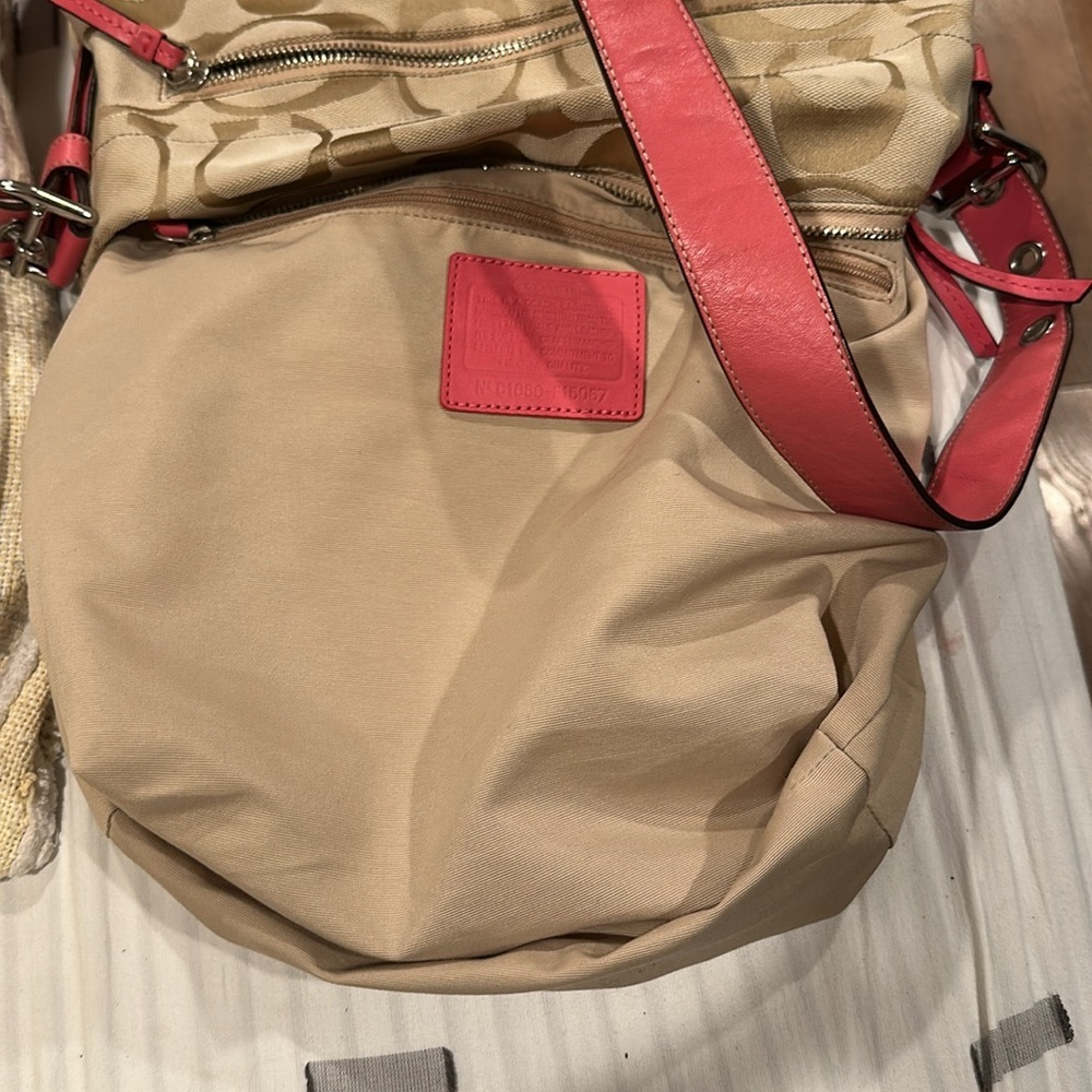Coach One Shoulder Bag
Signature Leather Pink - Picture 7 of 16